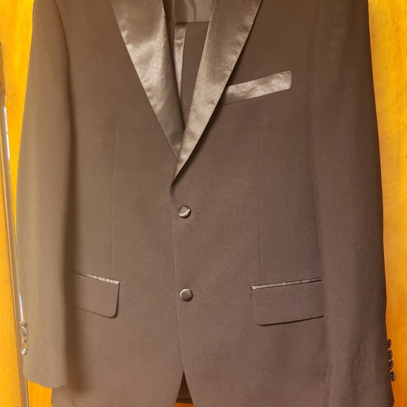 Tuxedo - Picture 4 of 16